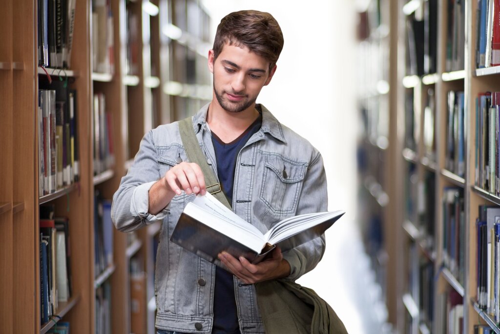 ENSEIGNEMENT EN ECOLE ETUDIANT A LA RECHERCHE EMPLOI